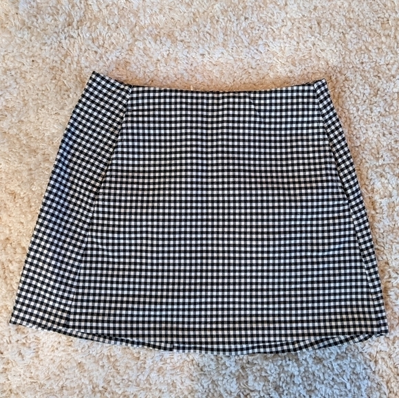 Urban Outfitters Dresses & Skirts - Urban Outfitters Check Mini Skirt Extra Small Black/White Pockets Back Zip 🖤🤍